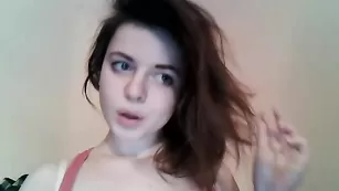 Замечательная девушка Matildaxxx ласкает мокрую вагину