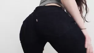 Жопастенькая краля AshleyAlban эротично раздевается