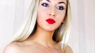 Гламурная стерва Antigeysha ебет обе щелки