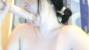 Грудастая кобыла melany смачно глотает фаллос