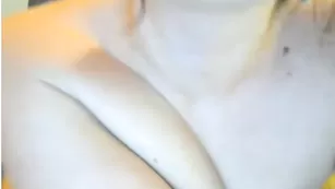 Грудастая кобыла melany смачно глотает фаллос