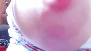 Похотливая дама Suuzykissuxoxo ласкает крупные сиси