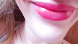 Похотливая дама Suuzykissuxoxo ласкает крупные сиси