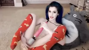 Милая сука Kati3kat мастурбирует киску вибратором