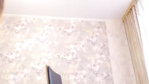 Крашенная дамочка Kristimack наминает большие сиси