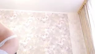 Замечательная дама Kristimack эротично двигается перед камерой