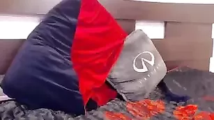 Порочная телка Steffany777 трахает пизду фаллосом