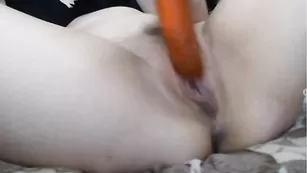 Очаровательная курва AllureKitty трахает себя дилдо