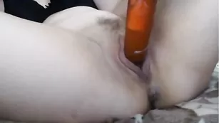 Очаровательная курва AllureKitty трахает себя дилдо