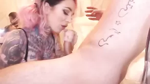 Татуированная сука Georgieghee делает глубокий минет