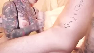 Татуированная сука Georgieghee делает глубокий минет