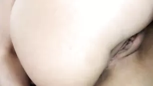 Пикантная сучка Antonia__23 ласково теребит киску