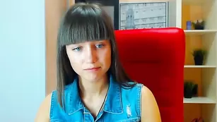 Шальная брюнетка Sayjosy показывает бритые отверстия