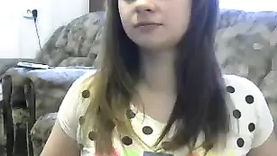 Похотливая кобыла Callmedasha теребит сиськи и показывает киску