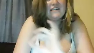 Пышная телочка Ksouthxvx трахает пизду фаллосом