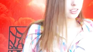 Милая дамочка Lusciouslilux дрочит бритую киску