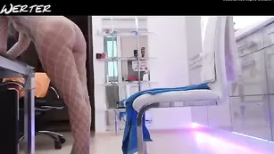 Темноволосая дама Catsuit вертит крупной задницей