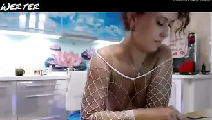 Темноволосая дама Catsuit вертит крупной задницей