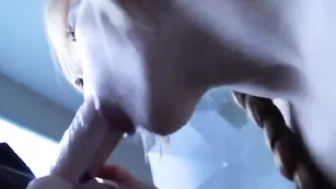 Аппетитная шалава Gingeroneil обсасывает большой дилдо