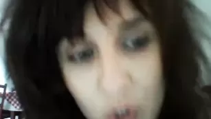 Темноволосая краля Bestboobs69 наминает сисечки