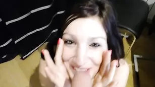 Пикантная самка Sextwoo отсасывает парню член