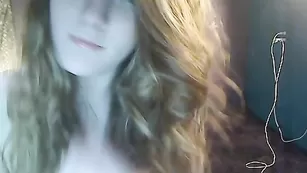 Курва в чулках Bigbootyblair смачно дрочит влагалище