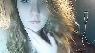 Курва в чулках Bigbootyblair смачно дрочит влагалище