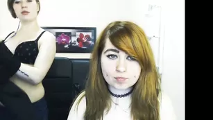 Толстенькие барышни sweettina01 ласкают сиси и целуются