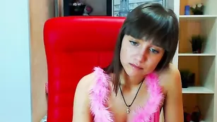 Восхитительная Sayjosy показывает красивые груди