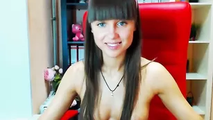 Восхитительная Sayjosy показывает красивые груди