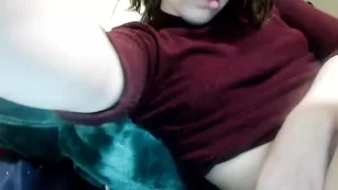Пикантная самка Ohmysweetkitty жестко дрочит анус