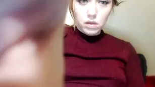 Пикантная самка Ohmysweetkitty жестко дрочит анус