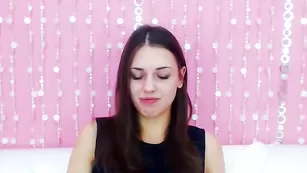 Милая цыпочка Lusciouslilux сочно теребит анус