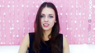 Милая цыпочка Lusciouslilux сочно теребит анус