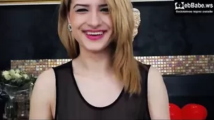 Симпатичная куколка CelinneAnn общается во фри чате
