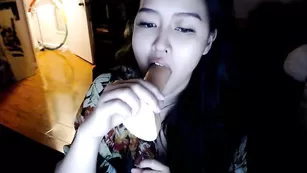 Импозантная пассия Zilla_x обсасывает резиновый пенис