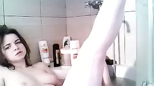 Темноволосая сучка Matildaxxx купается в ванне