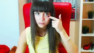 Роскошная брюнетка Sayjosy раздевается перед камерой