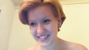 Похотливая девка Evangalinelove трахает оба отверстия