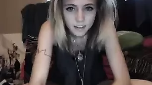 Замечательная блонда Lalitaindu нежно мастурбирует киску