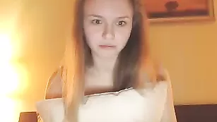 Смазливая телка Jacky_smith мастурбирует бритую киску