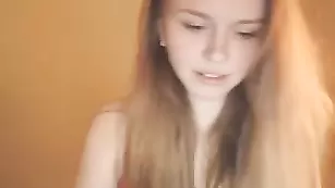 Смазливая телка Jacky_smith мастурбирует бритую киску