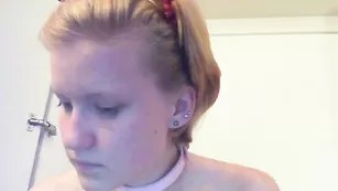 Светловолосая пассия Evangalinelove мастурбирует свои дырочки