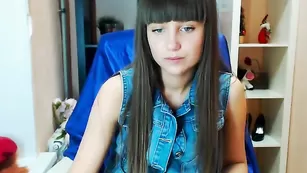 Пикантная брюнетка Sayjosy показывает бритые отверстия