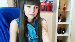 Пикантная брюнетка Sayjosy показывает бритые отверстия