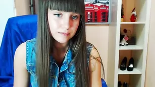 Пикантная брюнетка Sayjosy показывает бритые отверстия