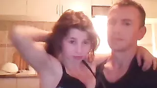 Страстная пара Zorisa сексуально целуется