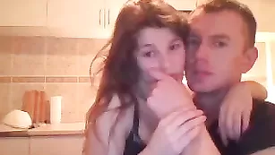 Страстная пара Zorisa сексуально целуется