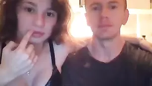 Страстная пара Zorisa сексуально целуется