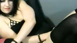 Жаркая леди Ilovelexishow нежно мастурбирует киску